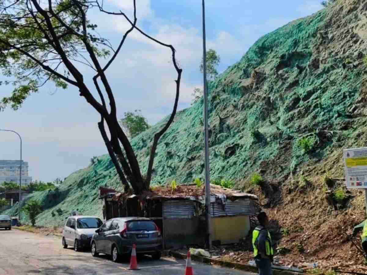 Slope selesai disembur dengan lapisan mulch hydroseeding