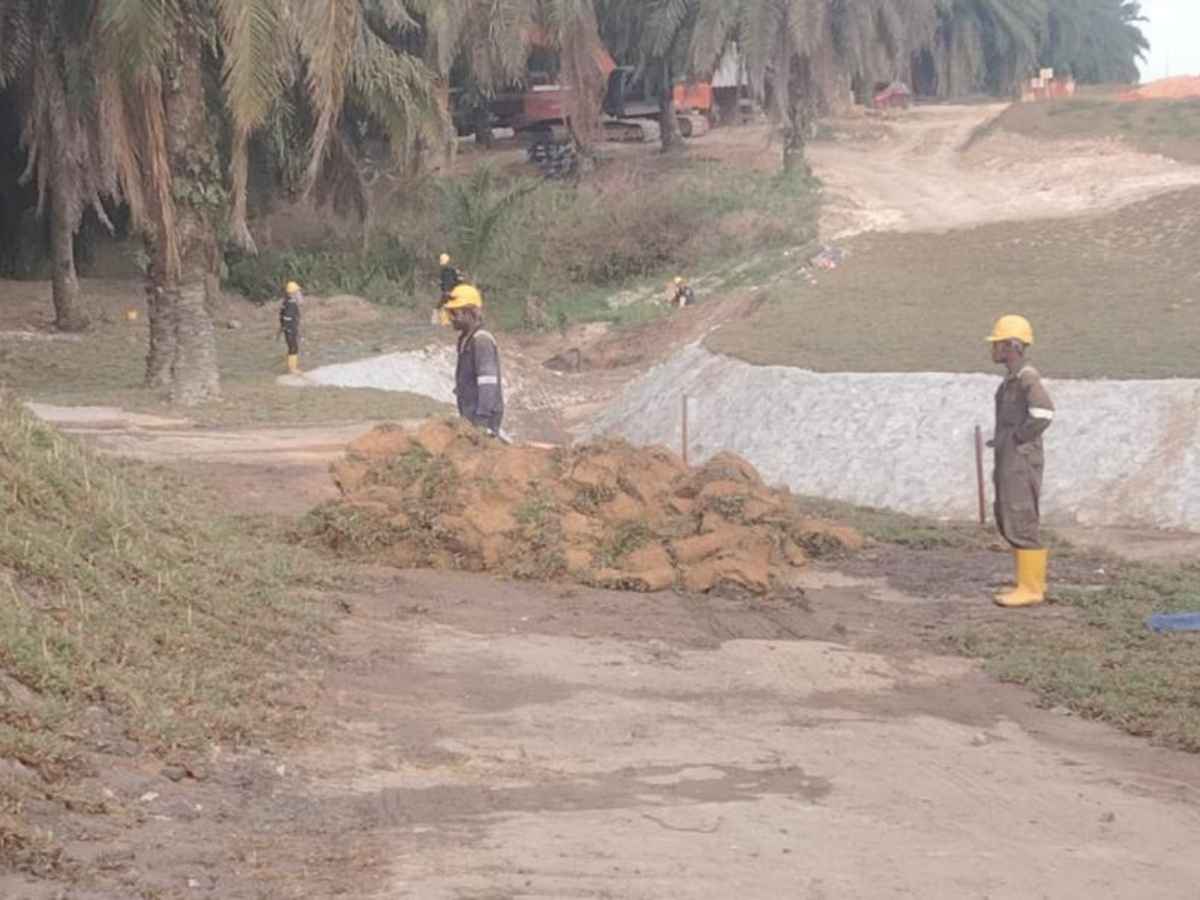 Kerja rumput ROW laluan paip PETRONAS
