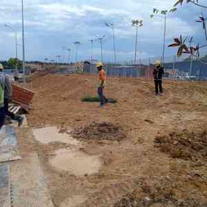 Langkah 2 cara tanam rumput - ratakan tanah ikut bentuk dan slope