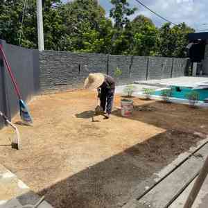 Langkah 1 cara tanam rumput - bersihkan tanah dari batu dan rumput liar