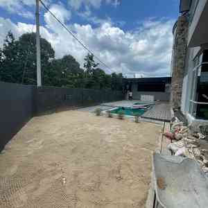 Langkah 4 cara tanam rumput - ratakan top soil dan pasir halus