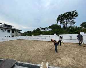 Pasir halus disebar di atas tanah yang dah level