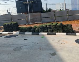 Kerja penanaman rumput di stesen minyak BHP Muar
