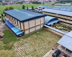 Kerja penanaman rumput padang sekolah