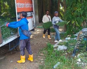Kerja turfing padang sekolah SMK Paloh Hinai Pahang